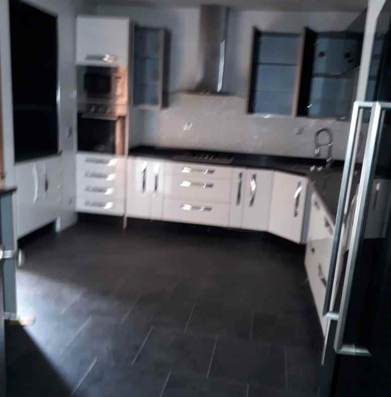 Location-d'une-belle-villa-moderne-sur-bouskoura