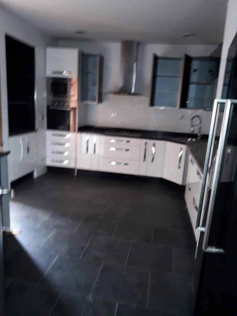 Location-d'une-belle-villa-moderne-sur-bouskoura
