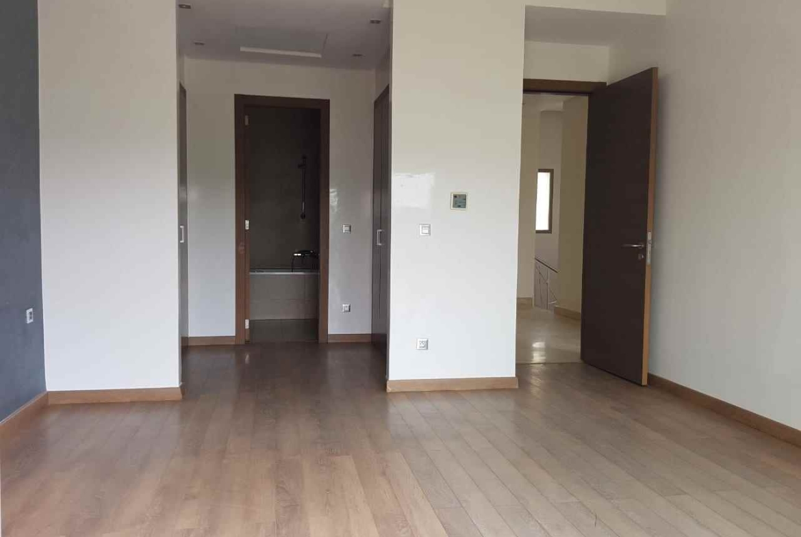 Location-d'une-belle-villa-moderne-sur-bouskoura