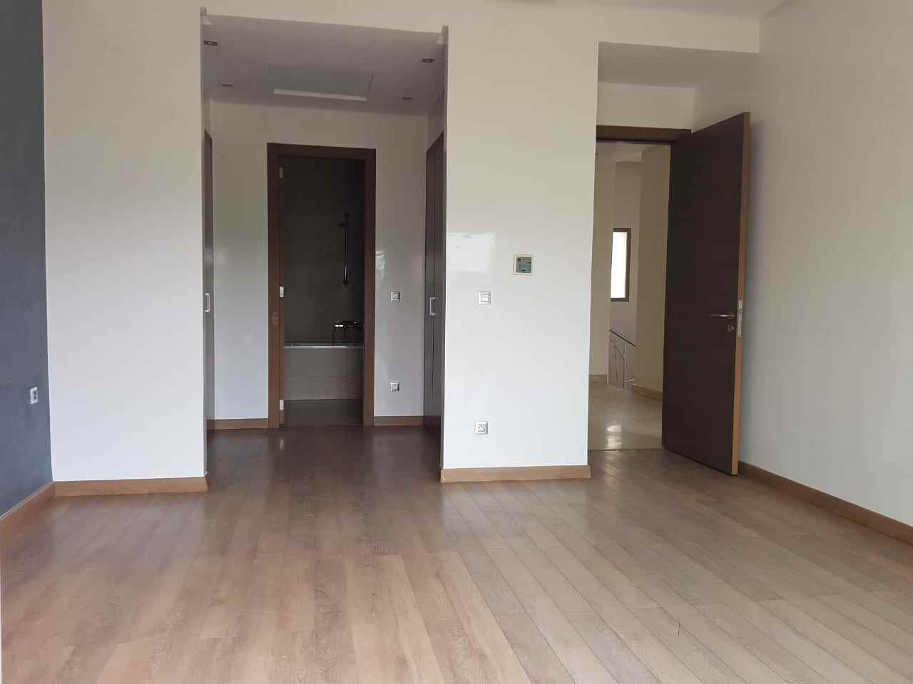 Location-d'une-belle-villa-moderne-sur-bouskoura