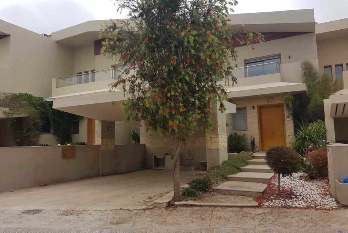 Location-d'une-belle-villa-moderne-sur-bouskoura