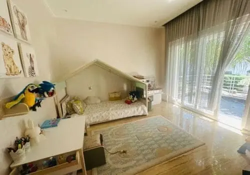 Vente-Luxueuse-Villa-450m²-avec-jardin-et-piscine